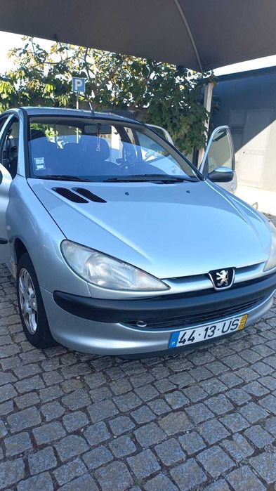Peogeot 206, Ano 2003, gasolina.