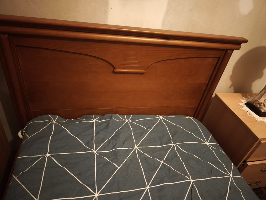 Cama de Solteiro em Madeira Maciça - 100€