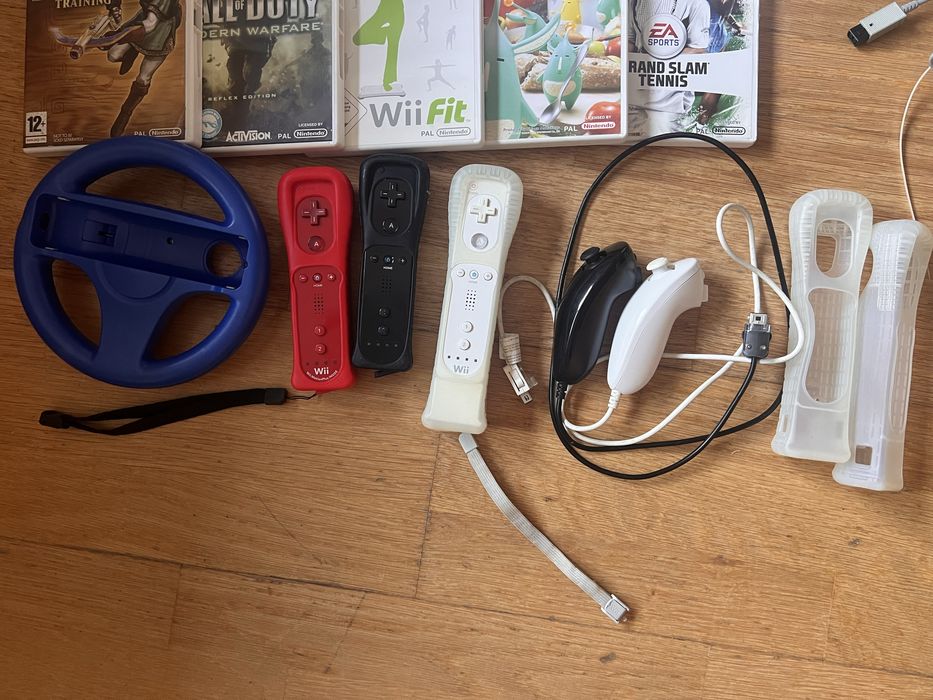 Nintendo Wii Completa + Balance Board + 3 Comandos + 11 Jogos + Acessórios