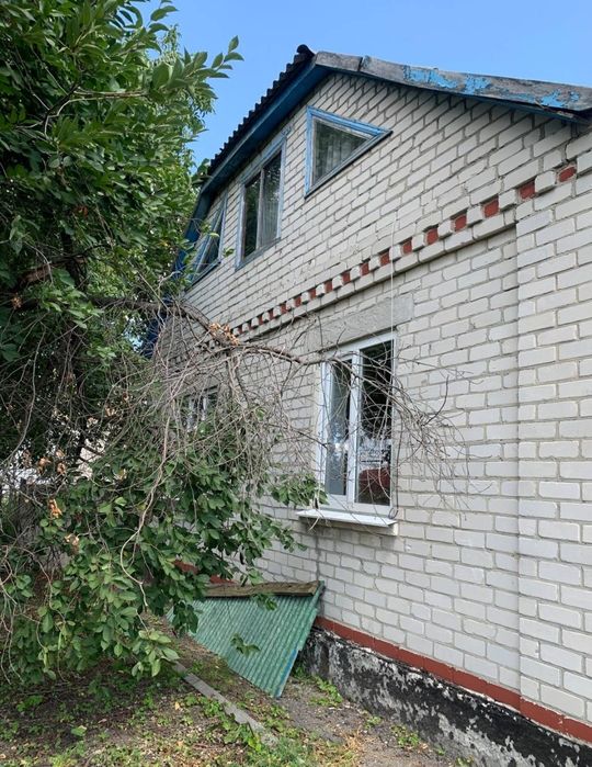 Кошманівка. Продаж окремого, добротного будинку з комунікаціями.