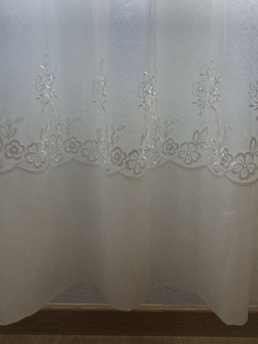 Cortinado em organza com bordado