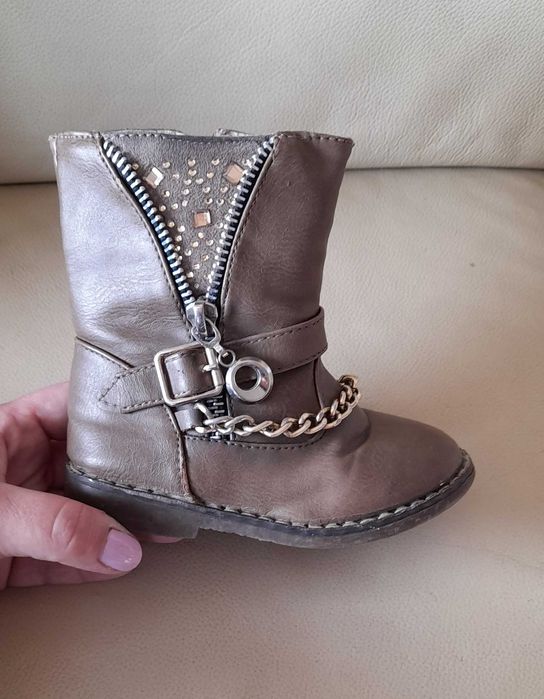 śliczne kozaczki z łańcuszkami r. 22 dziewczęce botki wk. ok. 14,3 cm