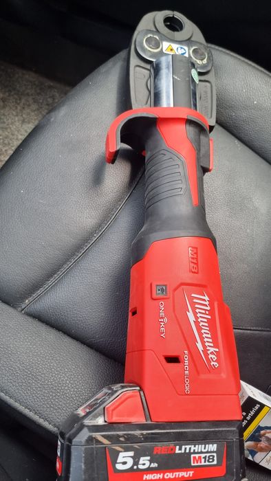 Maquina de cravar milwaukee m18 onekey