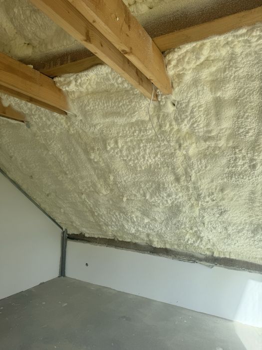 Ocieplanie poddaszy strychów hali pianą pur