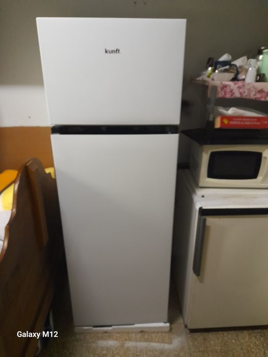 Frigorífico com 4 dias de utilização por 200 €