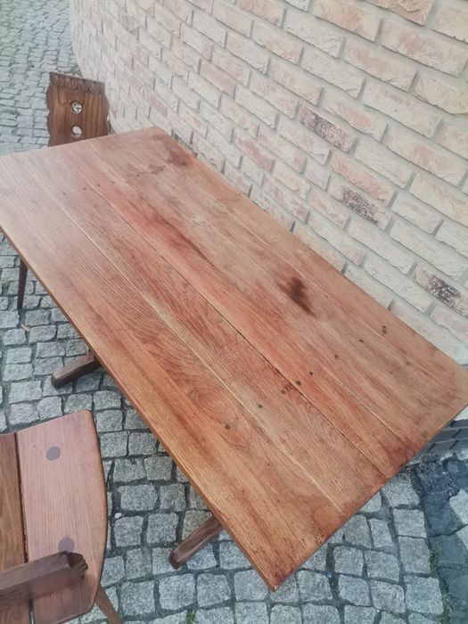 Drewniany stół z krzesłami w stylu folk