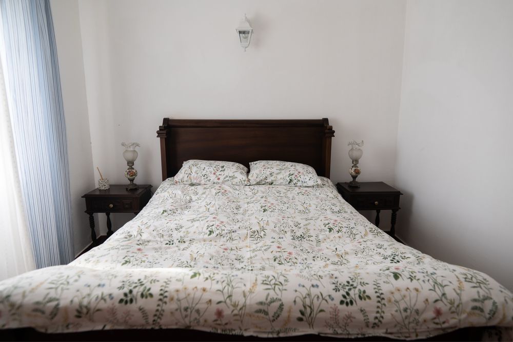 Cama de madeira robusta vitoriana