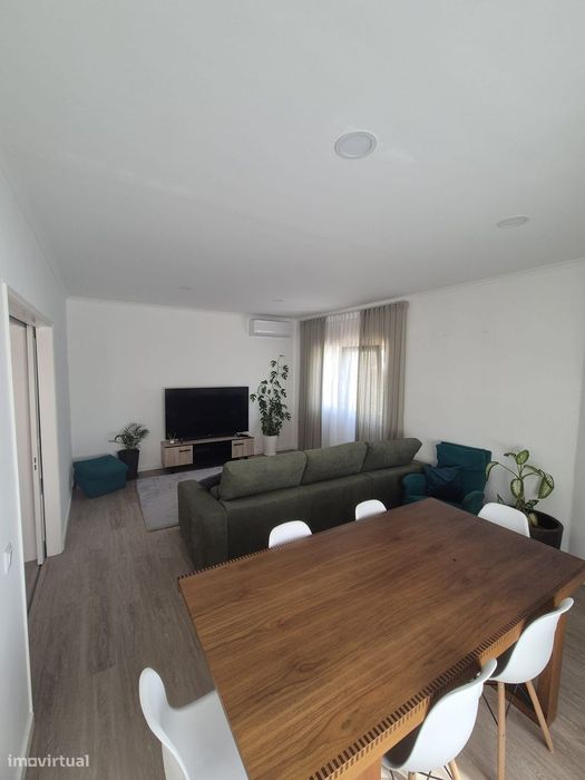 Moradia T2 com jardim e garagem em Corroios
