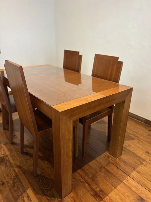 Mesa e conjunto de 4 cadeiras.