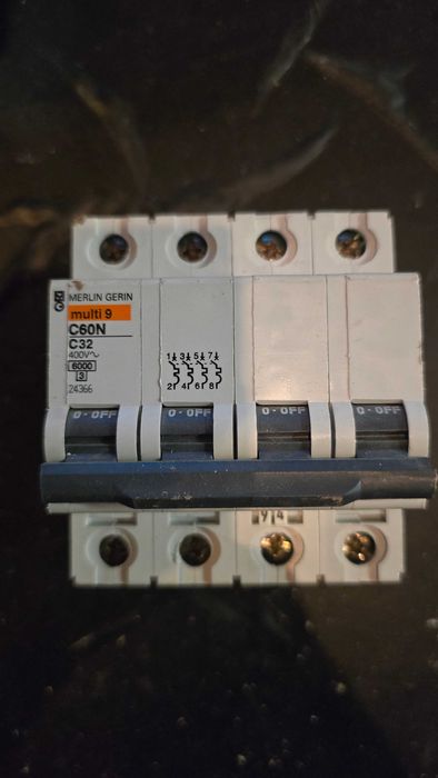 Lote Material electrico Merlin Gerin, disjuntores, diferencias, interruptores