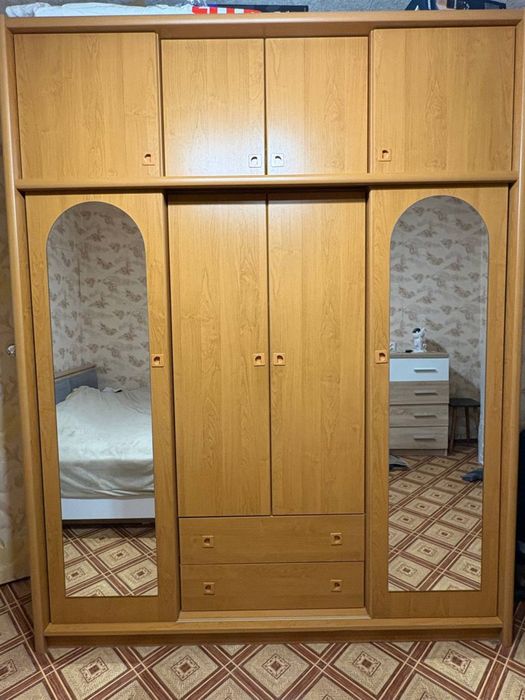 Шафа-купе з дзеркалами, містка та в хорошому стані