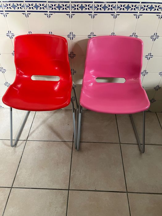 2 Cadeira Ikea vermelha e cor de rosa