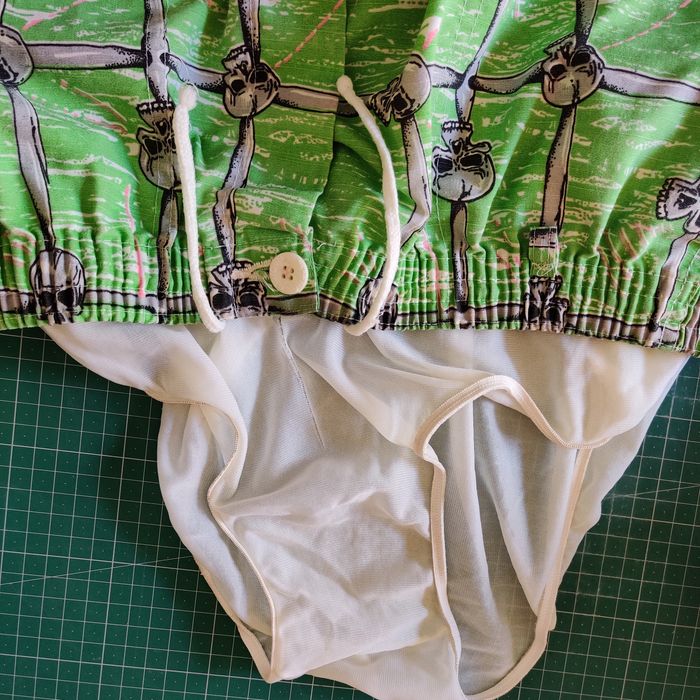 Calções praia banho com caveiras (como novos)