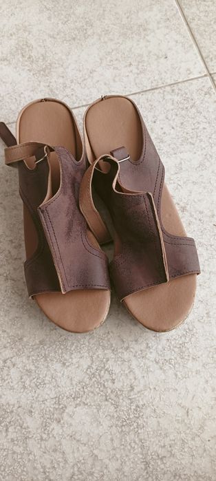 Sandália compensada