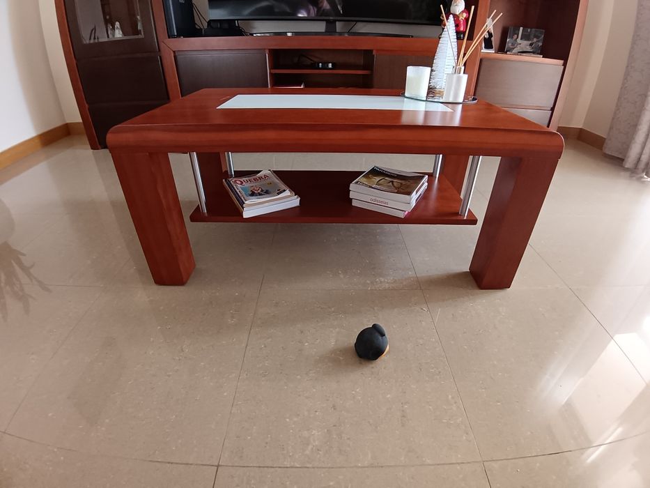 Móvel de sala e mesa de centro em cerejeira