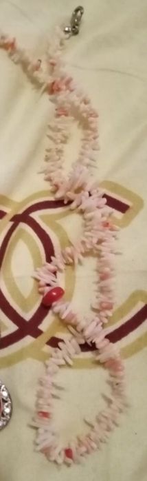 Кулоны, бусы-коралл и колье с камнями бренд