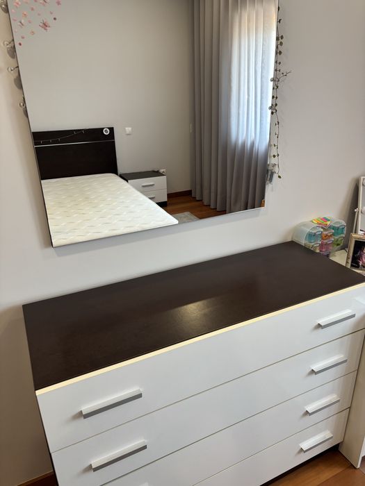Quarto de casal , castanho e branco