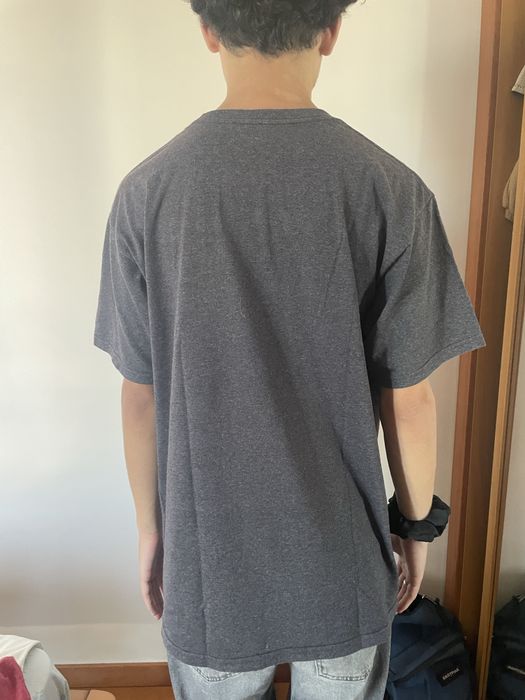 Blusa cinzenta com letra amarela da Vans