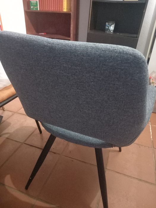 Cadeira nova em tecido cinza