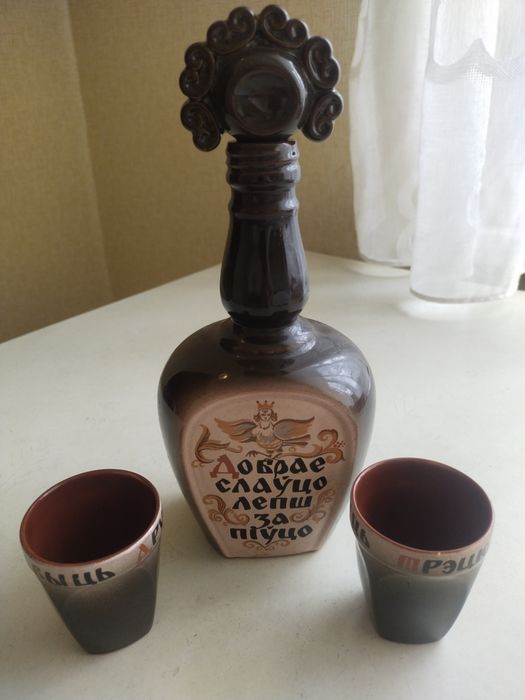 Штоф с двумя рюмками. Керамика.
