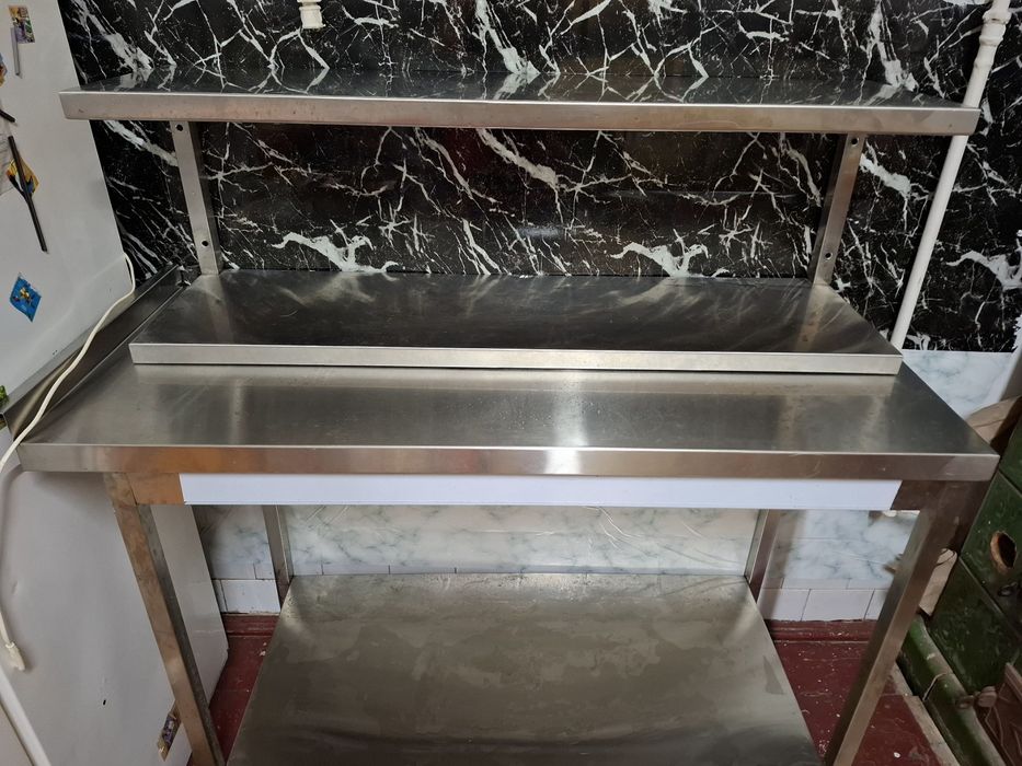 Стіл з нержавіючої сталі.