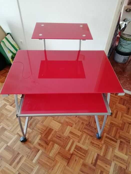 Mesa de metal com tampo de vidro