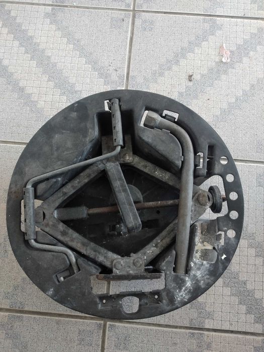 Pneu suplente para carro e macaco