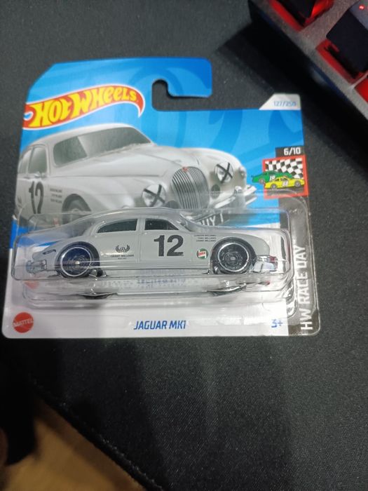 Samochodzik hotwheels