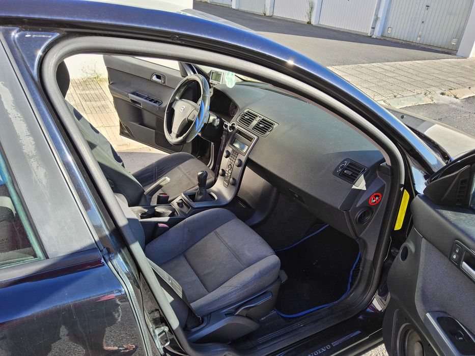 Volvo S40 1.6D, 2007, 325 mil km. Diesel económico e fiável, revisões em dia, seguro válido, pronto a circular.
