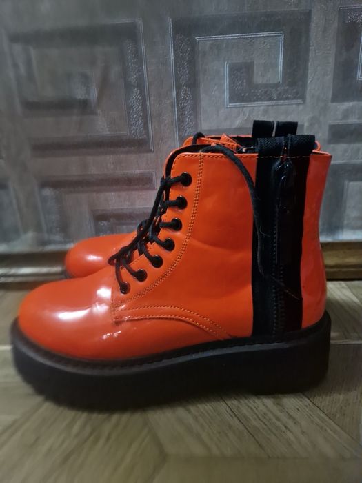 Продам женские  осенние ботинки и кросовки Alexander mQueen