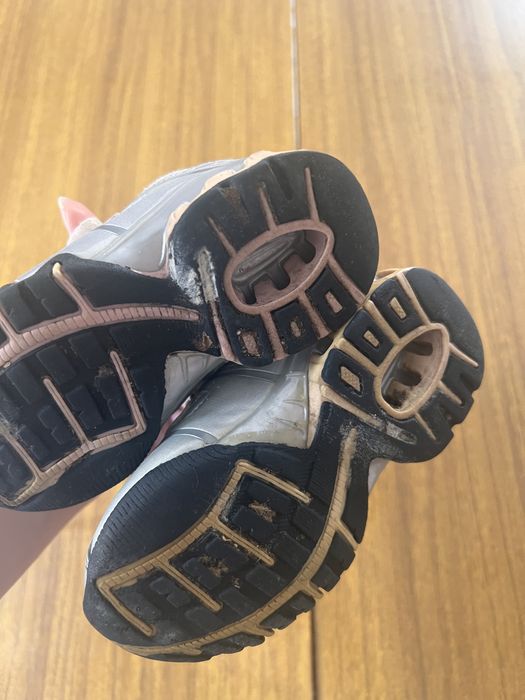 Гарні кросівки для дівчинки