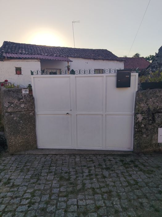 Casa da aldeia em pedra para reconstruir
