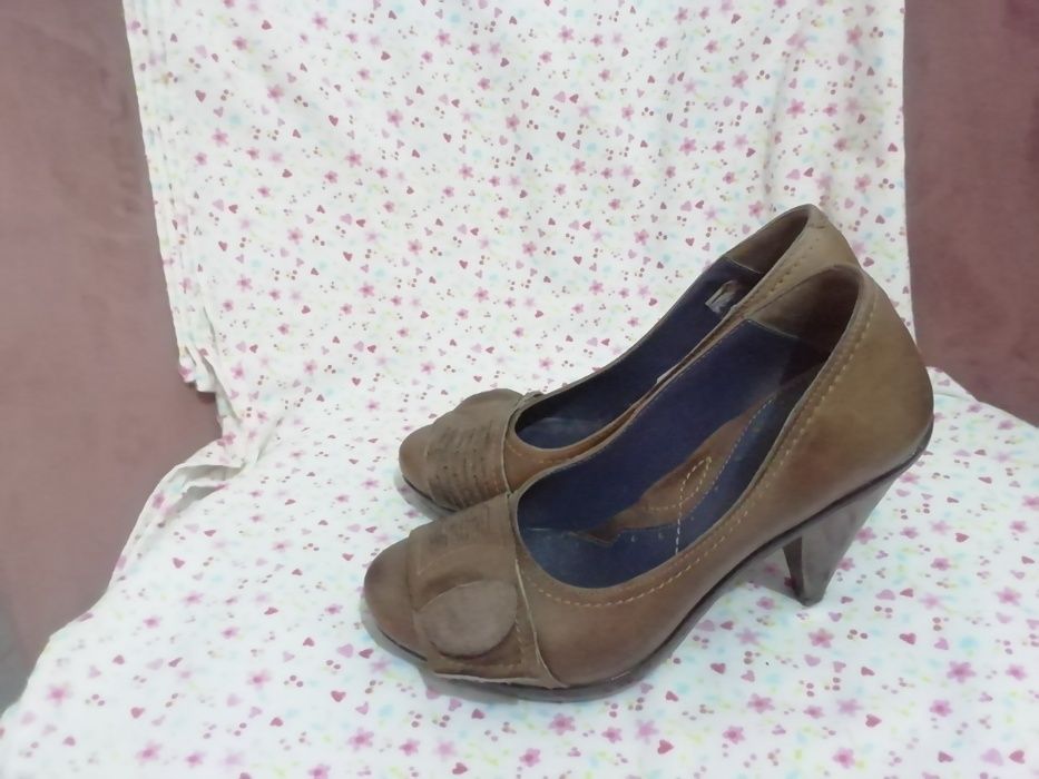 Sapatos Castanhos de salto médio