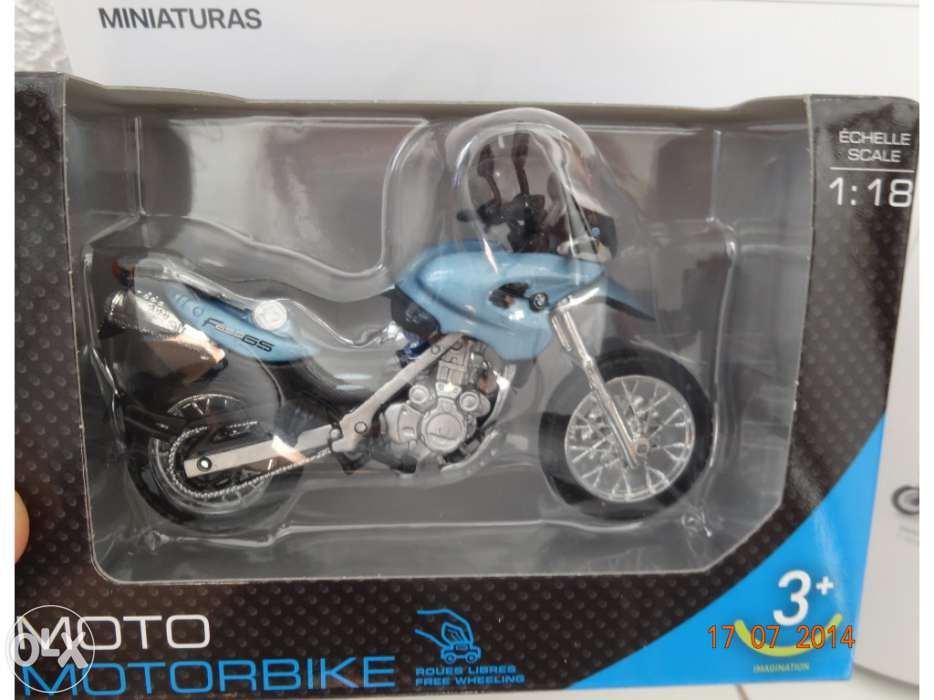 Motas em miniatura bmw f 650 gs cinzenta e azul