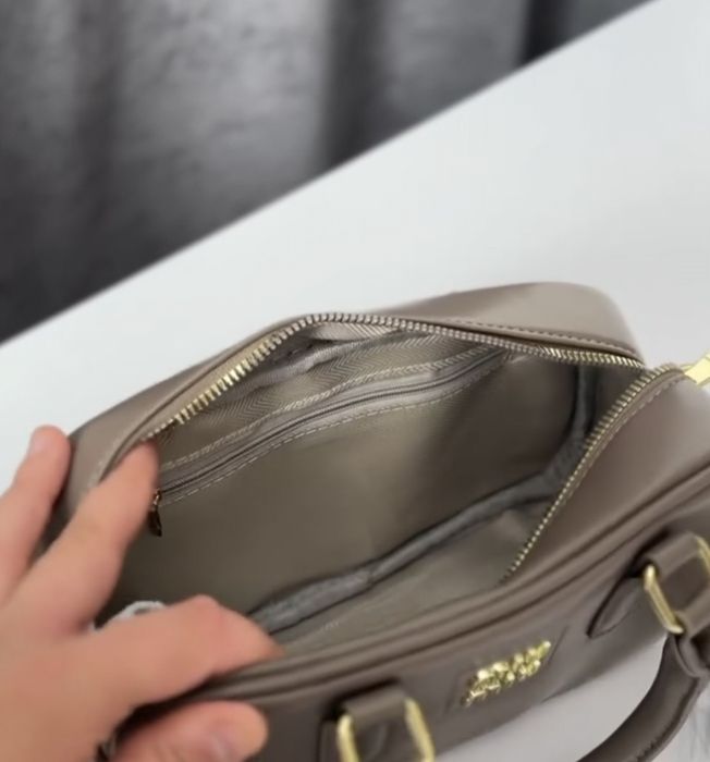 Остання в кольорі мокко сумочка міу міу