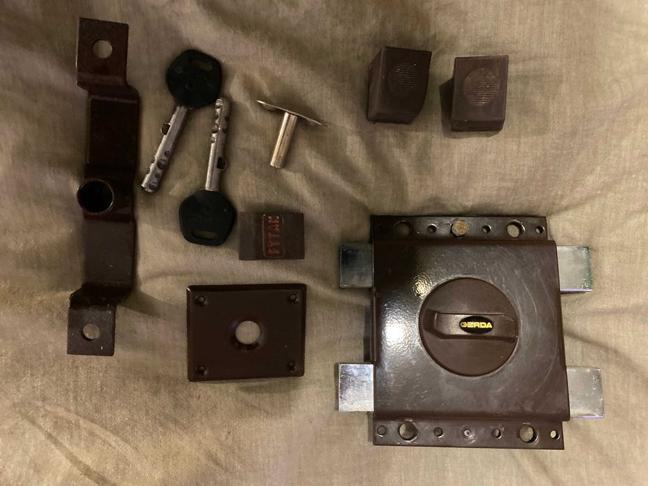 Gerda zamek nawierzchniowy brazowy