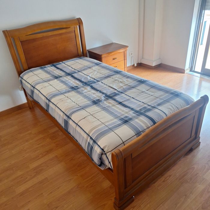 Cama 110x190 + colchão + mesa de cabeceira