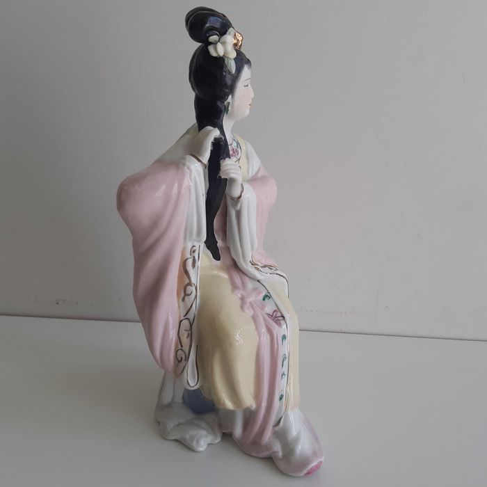 Antiga Estatueta Porcelana Chinesa 23cm Senhora Geisha a Arranjar o Cabelo