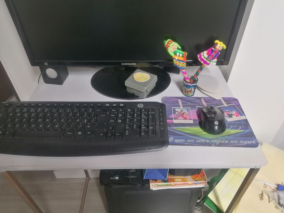 Secretaria branca com dourado