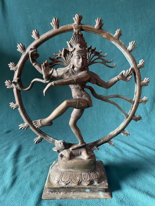 Grande estátua de bronze de Shiva Nataraja