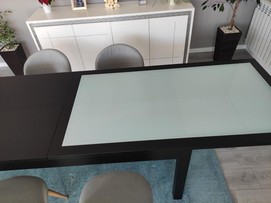 Mesa jantar extensível preta com tampo de vidro