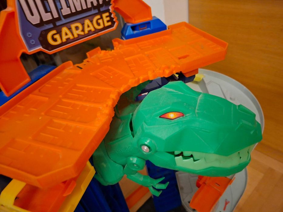 Hot Wheels mega garaż T-Rexa + samochodziki
