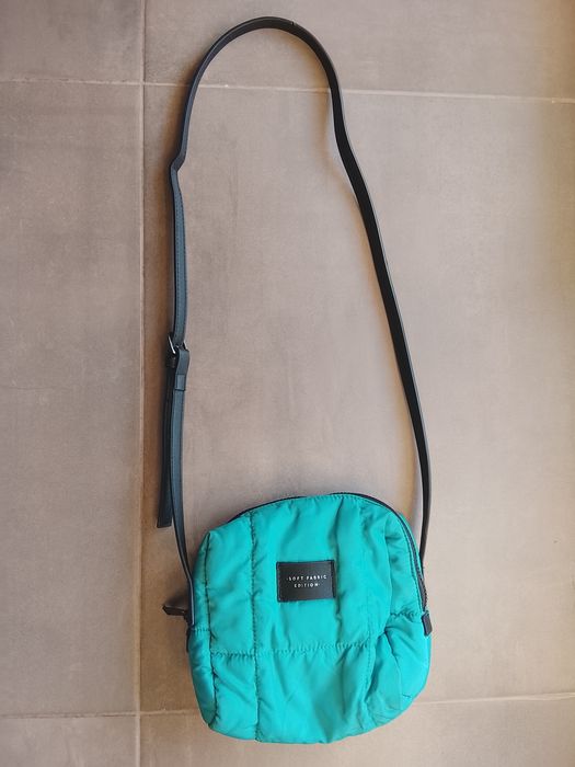 Bolsa a tiracolo azul turquesa.