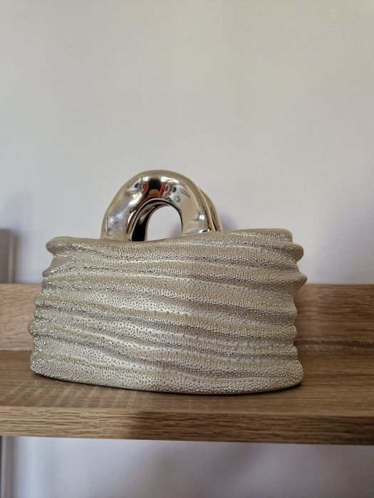 Cesto cor prata para decoração.