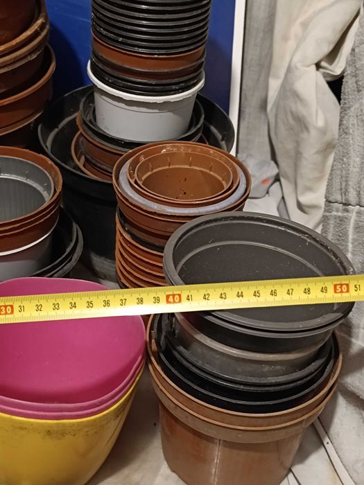 Conjunto de vasos, floreiras e pulverizador