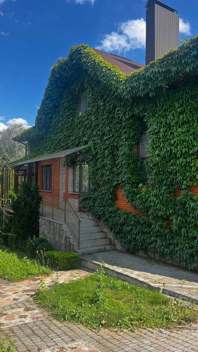 Унікальний будинок з власним парком і озером