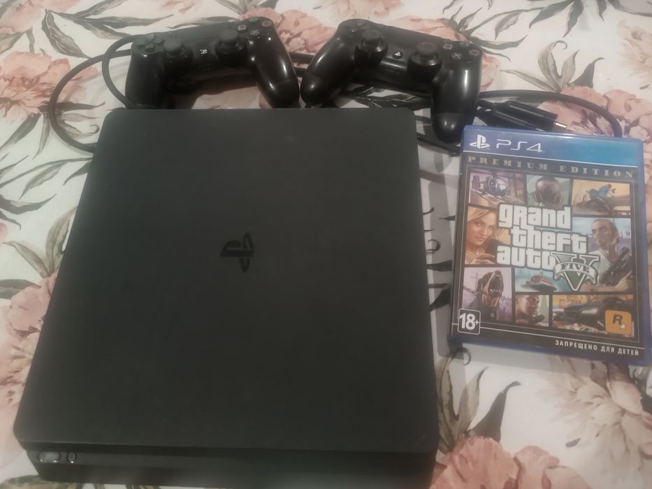 PlayStation 4 Slim 1TB + GTA 5 и 2 геймпада В ПОДАРОК!