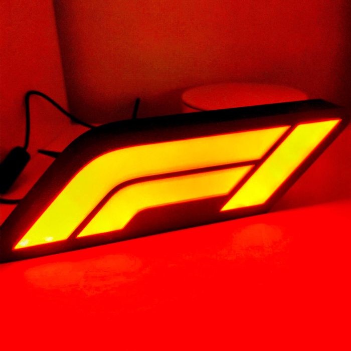 Candeeiro Formula 1 com tomada e ligação USB