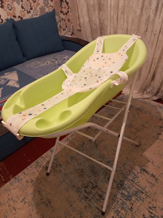 Детская ванночка со складной подставкой и держателем (вкладышем) для р