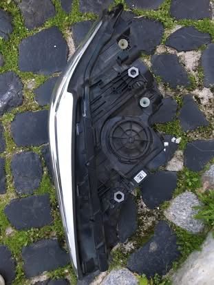 Farol BMW 520D lado direito de 2018 em LED